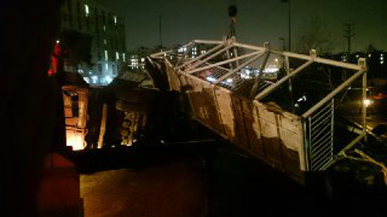 برخورد تریلر با پل عابر پیاده در خیابان شهید رجایی/ راننده در اتاقک خودرو محبوس شد