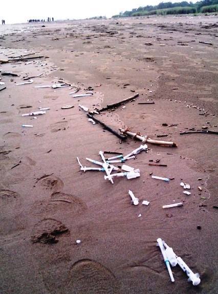 زباله حق مهربانی دریای خزر نیست/چرا کسی برای فاجعه در دریای خزر تب نمی‌کند!؟