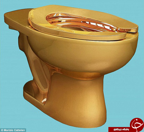 موزه‌ای توالت فرنگی از طلا را به نمایش گذاشته می‌گذارد