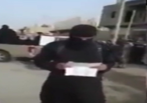 شلاق زدن یک زن به دست جلاد گروهک تکفیری صهیونیستی داعش + فیلم 
