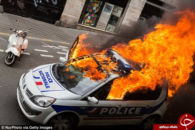 آتش زدن خودروی پلیس با انگیزه ای نامعلوم/جنایتکار متواری است