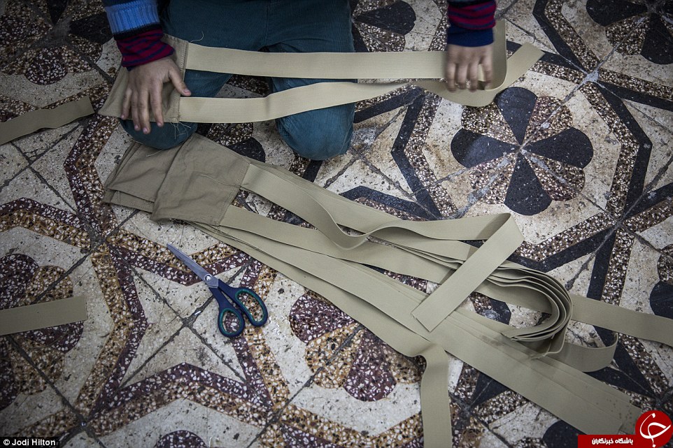 خیاطی کودکان بردۀ سوری برای داعشی‌ها + تصاویر