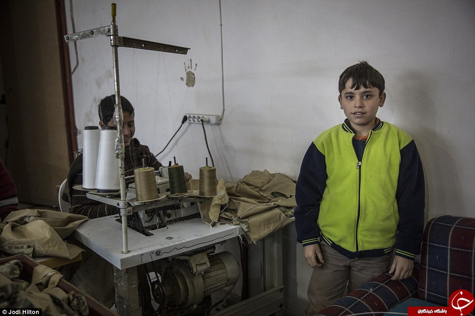 خیاطی کودکان بردۀ سوری برای داعشی‌ها + تصاویر