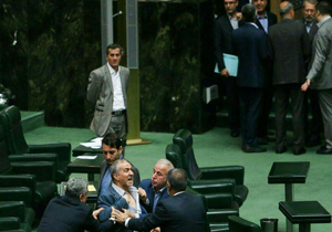 وقتی معاون پارلمانی وزارت جهاد یقه‌اش را در صحن مجلس چاک داد + فیلم