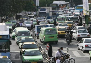 پیاده روی با مانع در خیابان های پایتخت/راننده ها کمبود پارکینگ در شهر را مانع می دانند!