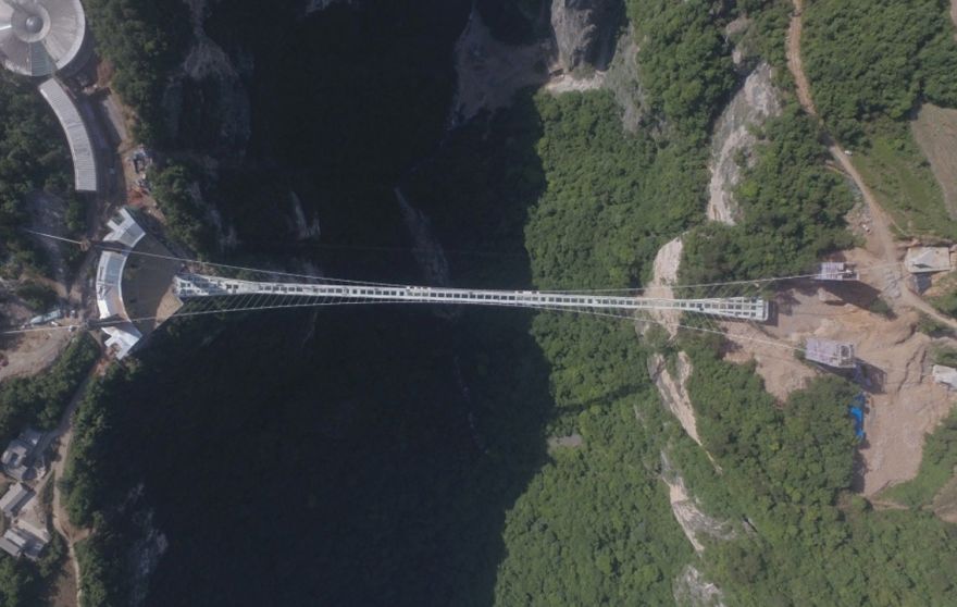 افتتاح طولانی‌ترین و مرتفع‌ترین پل شیشه‌ای جهان+تصاویر