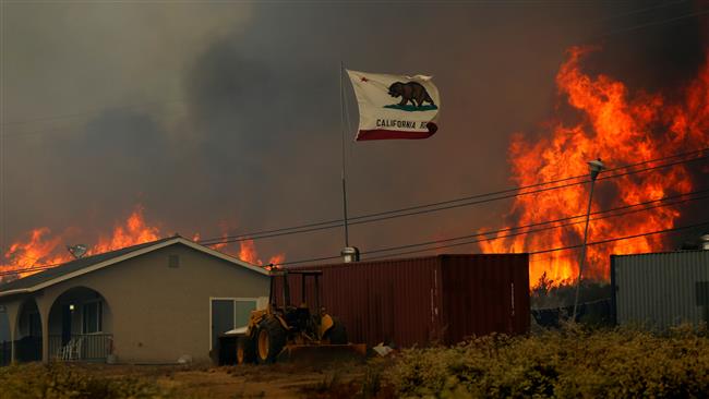 زبانه کشیدن آتش در جنگل‌های کالیفرنیا+ تصاویر