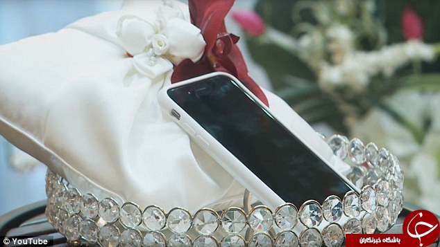 مرد جوان با گوشی همراهش ازدواج کرد+تصاویر