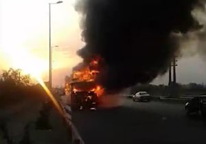 آتش گرفتن یک اتوبوس بزرگراه آزادگان + فیلم