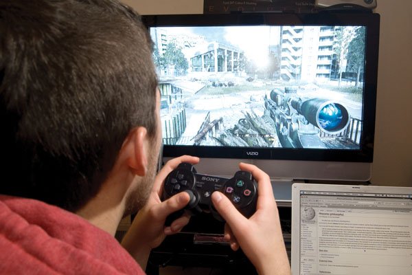 چرا بازی های رایانه ای خارجی پر طرفدار هستند؟/ افکار جوانان در تسخیر فرهنگ بیگانه