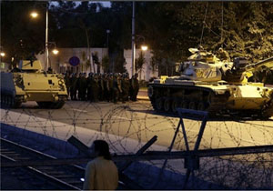 کودتا در ترکیه/ پرواز جنگنده ها و هلکوپترهای نظامی/ سقوط تلویزیون ترکیه و فرودگاه استانبول+تصاویر