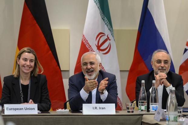 رویترز: روحانی بدلیل توافق هسته‌ای تحت فشار است/دورخیز اصولگرایان برای پیروزی در انتخابات آینده ریاست‌جمهوری