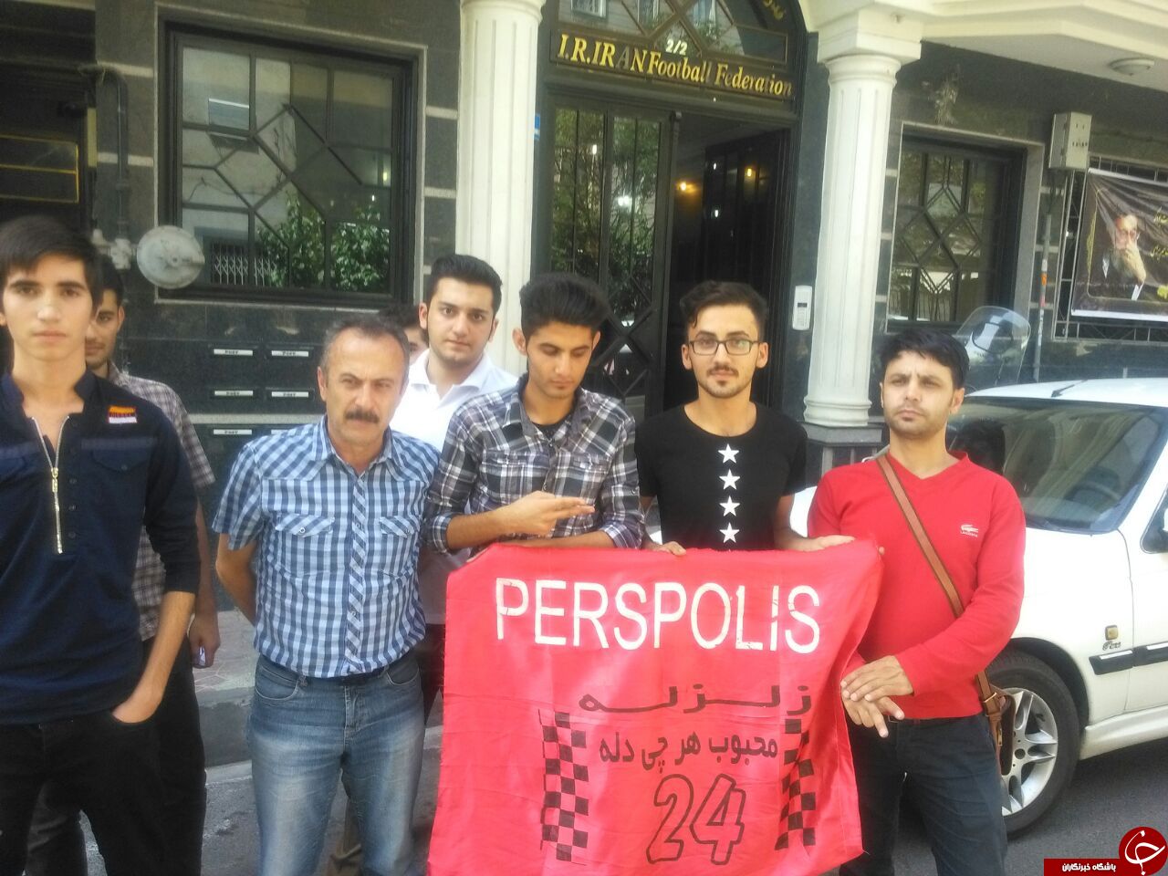 تجمع هواداران پرسپولیس در فدراسیون فوتبال/طاهری در جمع معترضان