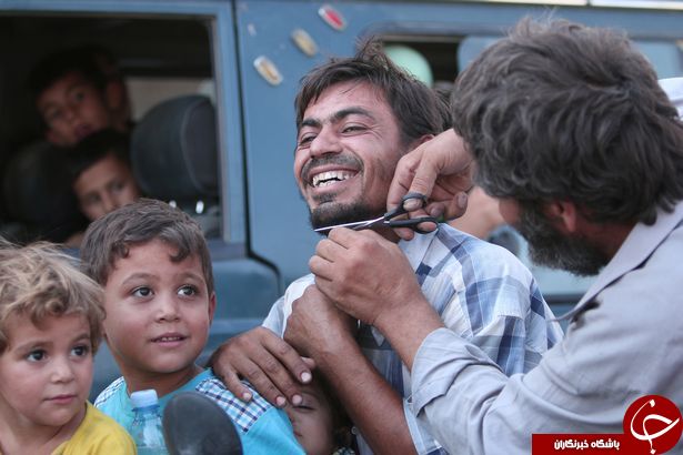 شهروندان سوری رهایی از چنگال داعش را جشن گرفتند / از سوزاندن نقاب تا کوتاه کردن ریش! + تصاویر