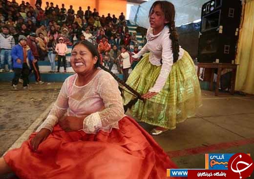 عکس/ جشنواره کشیدن موی زنان در بولیوی!