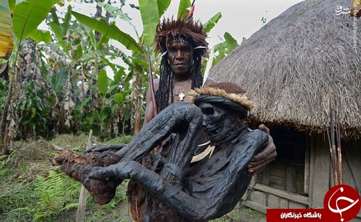 عکس/ رسم عجیب نگهداری جسد انسان در قبیله بدوی