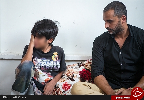ملاقات بازیگر سینما با خانواده زندانی 20 میلیونی/ بزرگ‌مرد کوچک و خانواده‌اش چشم انتظار کمک خیرین+عکس