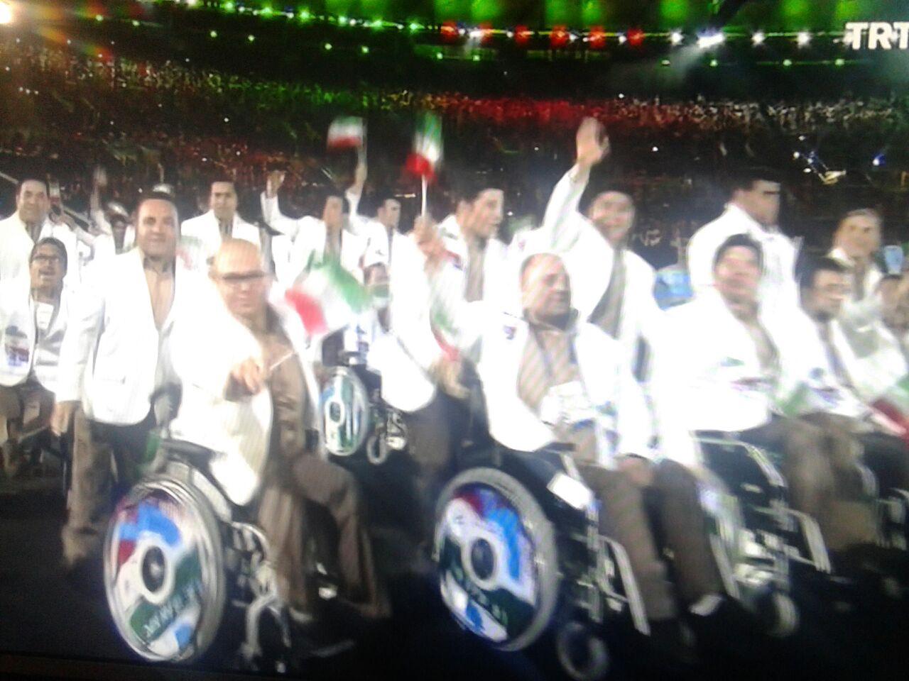 رژه کاروان ايران در مراسم افتتاحيه/ بانوي پرچمدار ايران با لباس احرام + عکس