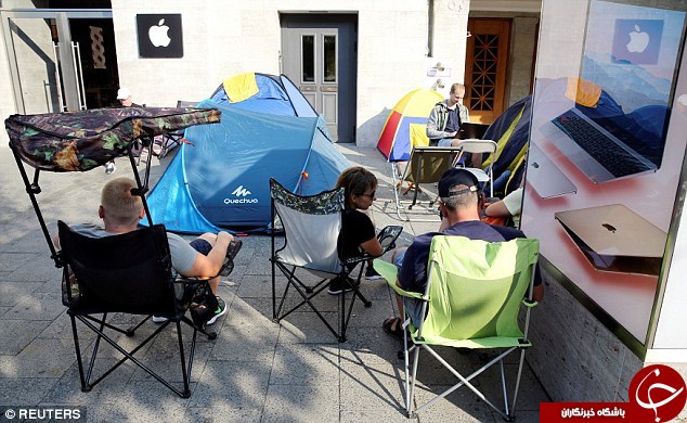 صف انتظار طرفداران اپل برای  خرید آیفون 7 + تصاویر