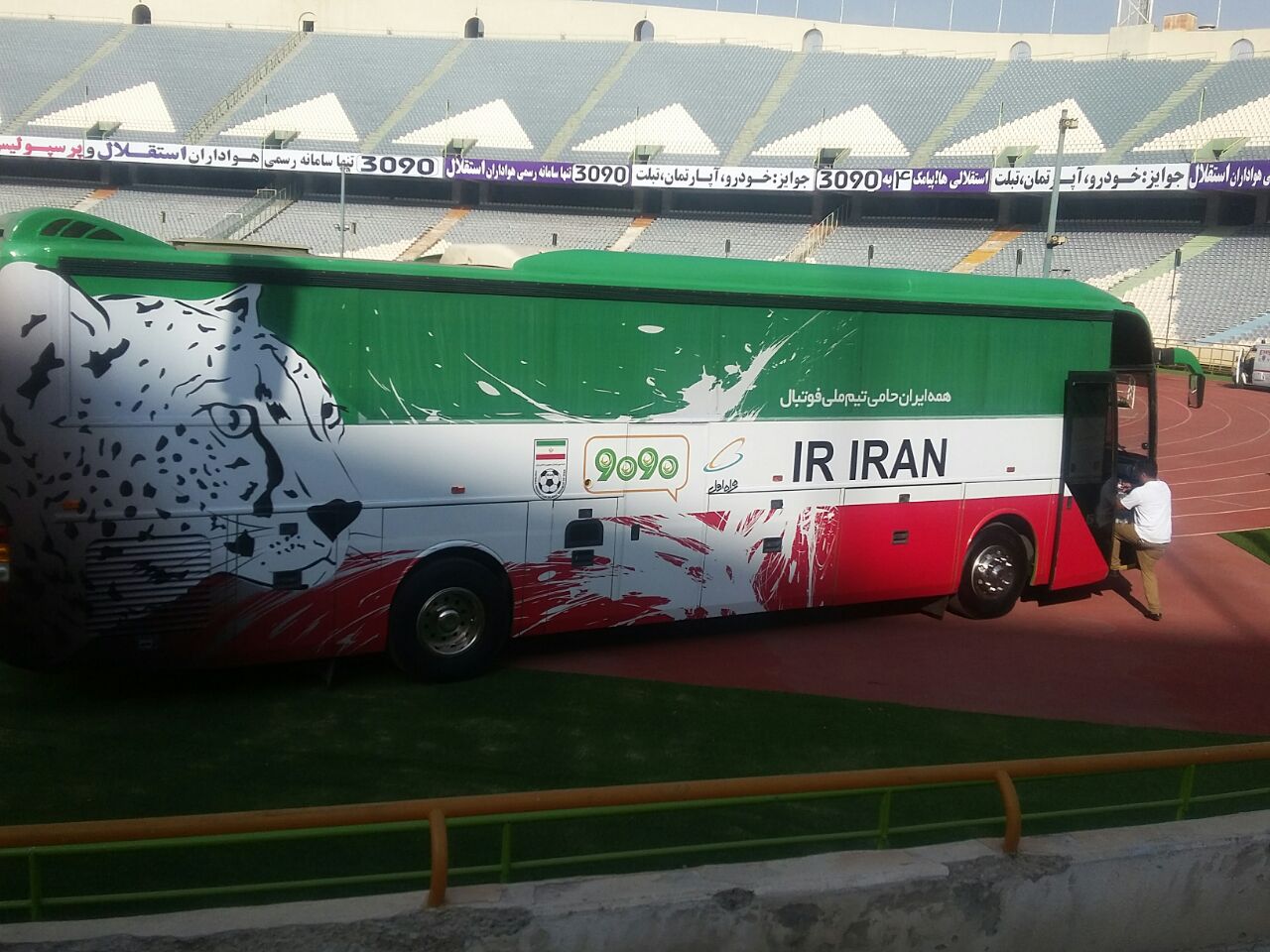 رونمایی رسمی از اتوبوس ملی پوشان/ فضای ورزشگاه آزادی امنیتی شد