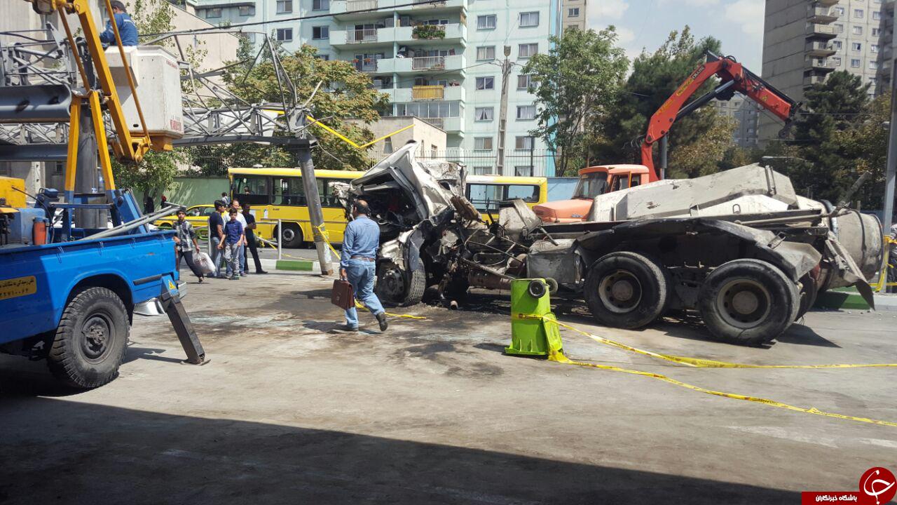 تصادف هولناک کامیون با پایانه تاکسیرانی! + فیلم و تصاویر