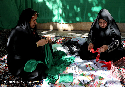 آماده سازی لباس های نوزادان برای سوگواره شیرخوارگان حسینی+تصاویر