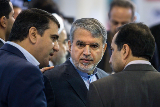 وزیر فرهنگ و ارشاد اسلامی از نمایشگاه مطبوعات بازدید کرد