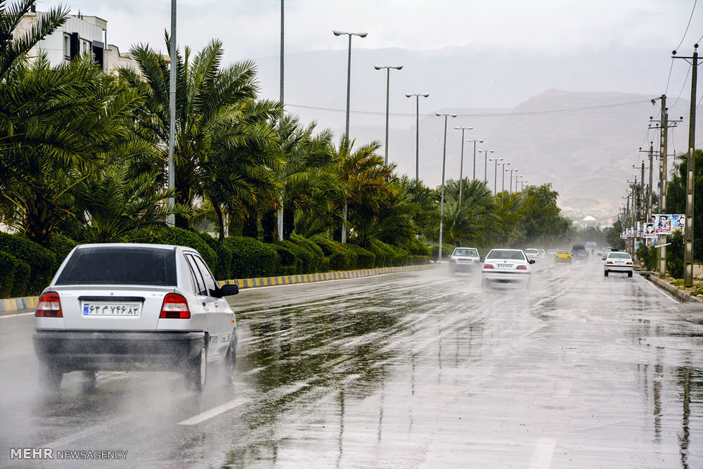 بارش باران و ترافیک نیمه سنگین در جاده‌های کشور