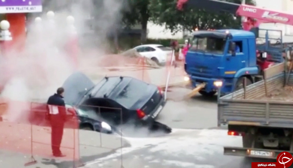 بدترین کابوس یک راننده؛ سقوط در گودال آب داغ+تصاویر