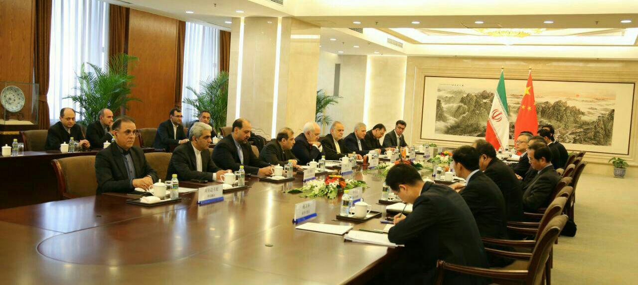 دیدار ظریف با وزیر خارجه چین/ افزایش سطح همکاری‌های دوجانبه و اجرای برجام؛ محور گفت‌وگوها