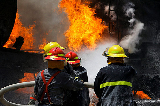 آتش سوزی گسترده برج مسکونی در اشرفی اصفهانی/ 5 خانم دچار دود گرفتگی شدند