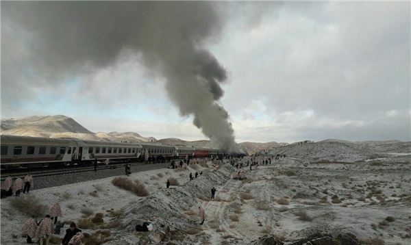 52 مصدوم حادثه برخورد دو قطار در سمنان به مراکز درمانی منتقل شدند