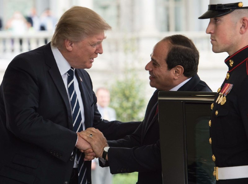 رفتار متملقانه رئیس جمهور مصر در مقابل ترامپ جنجال آفرید!