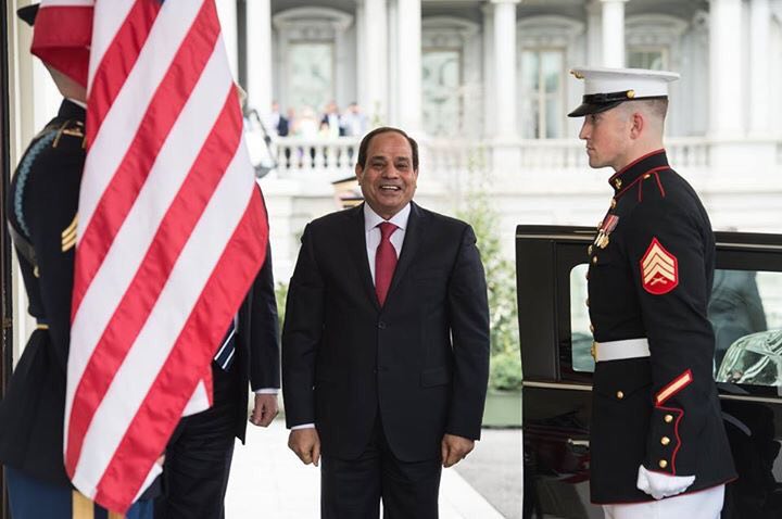 رفتار متملقانه رئیس جمهور مصر در مقابل ترامپ جنجال آفرید!