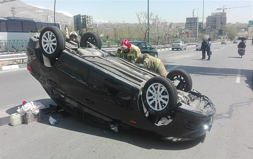 واژگونی خودروی ام وی ام در بزرگراه شهید همت/ نجات معجزه آسای سرنشینان