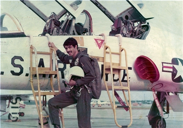 نخستین خلبان شهید در عملیات برون‌مرزی دفاع مقدس