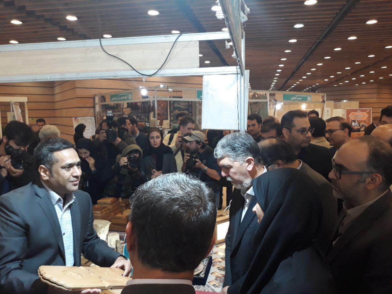 بازدید وزیر ارشاد از نمایشگاه کالاهای فرهنگی با الگوی ایرانی اسلامی