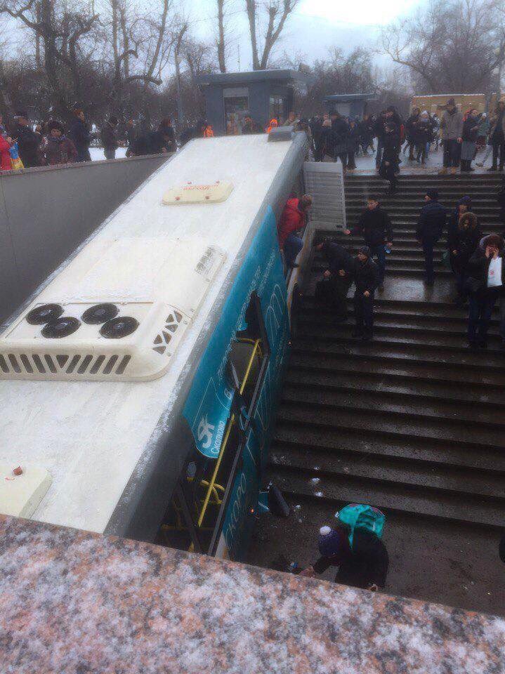 برخورد مرگبار اتوبوس با عابران پیاده در مسکو+ فیلم و عکس