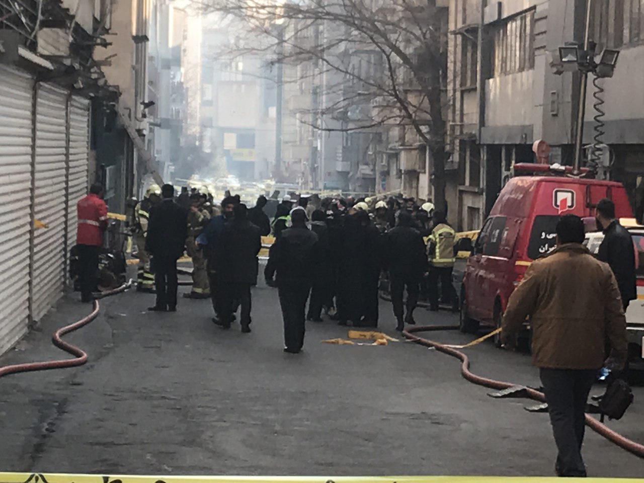 آتش سوزی در ساختمان وزارت نیرو ادامه دارد/ احتمال تکرار فاجعه پلاسکو/ تخلیه ساختمان‌های اطراف