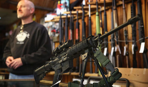 سناتور آمریکایی: فقدان قوانین نظارت بر فروش اسلحه دلیل اصلی تداوم حوادث فاجعه‌بار در آمریکاست