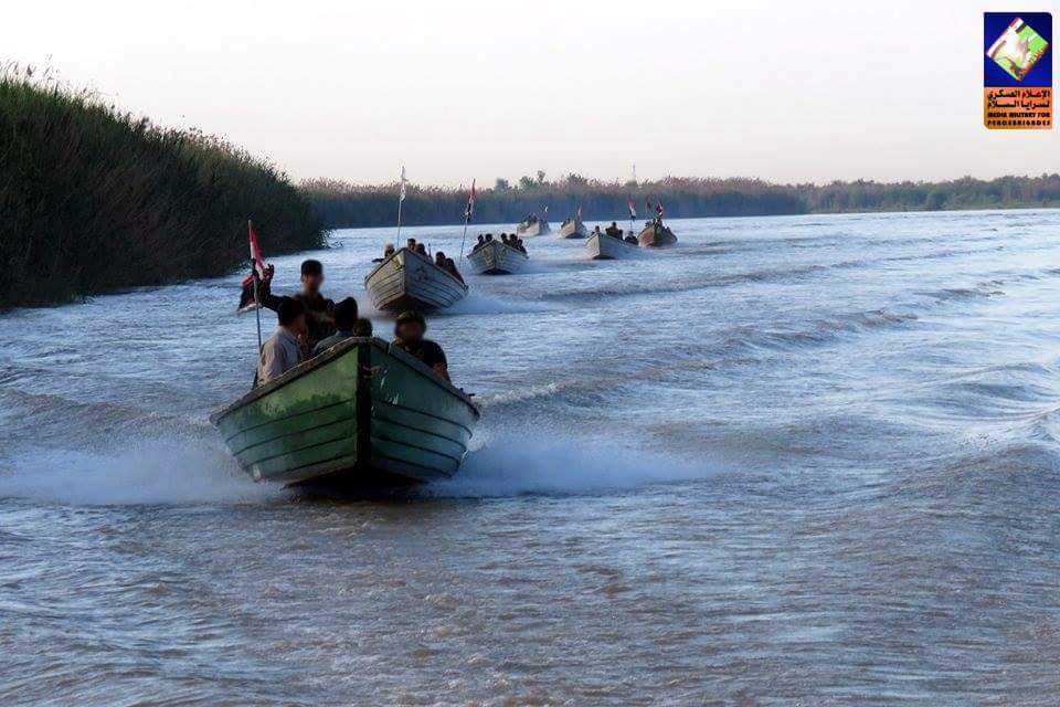 عملیات آبی- خاکی حشدالشعبی در حاشیه رودخانه دجله/ به اهتزاز درآمدن پرچم عراق بر فراز منطقه الصناعیه موصل + تصاویر