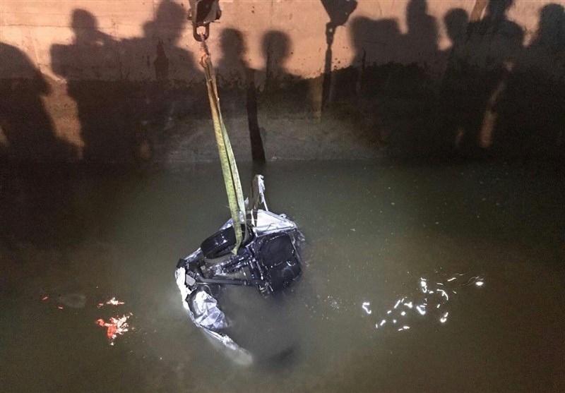 سقوط پرشیا به کانال آب ۵ کشته برجای گذاشت / تلاش برای پیدا کردن جسد دختربچه + تصاویر