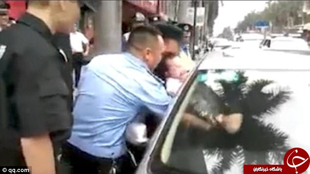 لحظات نفس گیر نجات کودک گرفتار شده در خودرو + تصاویر
