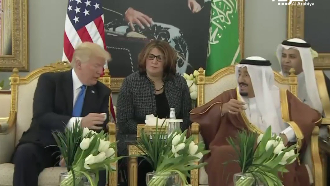 درس پادشاه سعودی به ترامپ: قهوه عربی را باید این گونه نوشید+عکس و فیلم