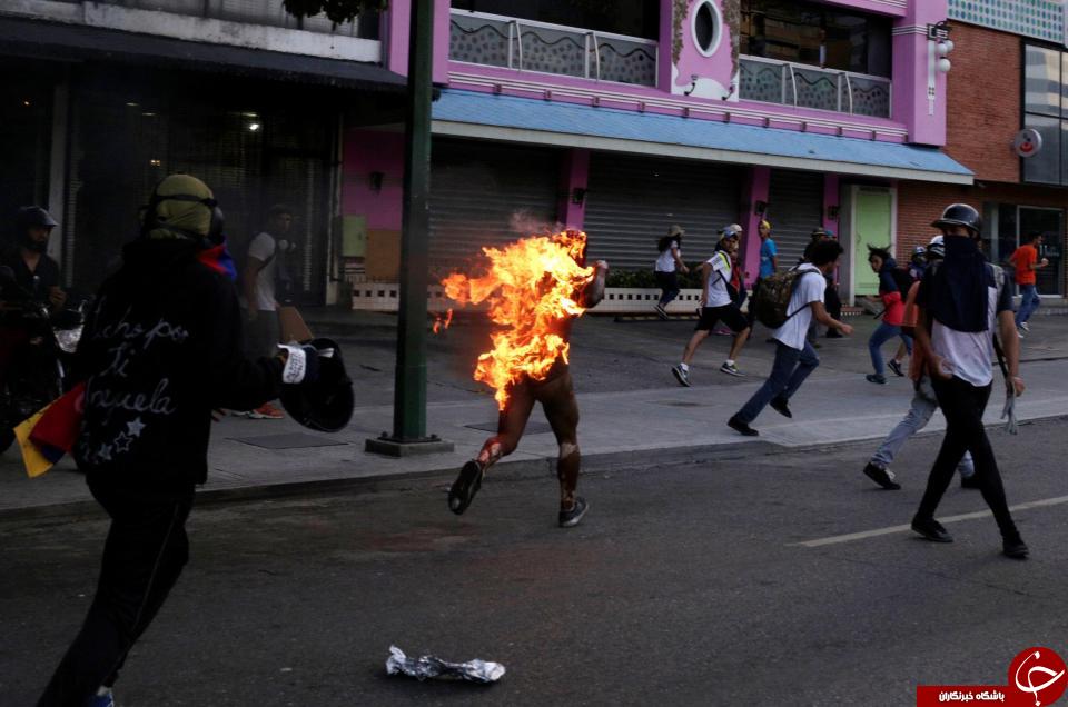لحظه وحشتناک آتش زدن یک مرد در تظاهرات ونزوئلا / تصاویر 18+
