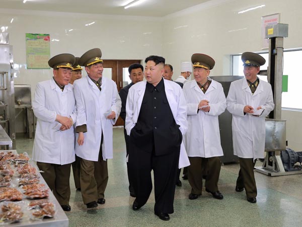 چرا اطرافیان رهبر کره شمالی همواره "دفتر به دست" هستند؟! + تصاویر 