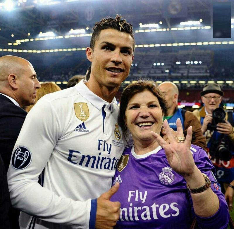 مادر رونالدو در جشن قهرمانی پسرش + عکس