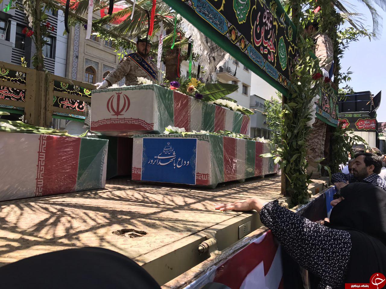 پیکر شهدای حوادث تروریستی تهران واردخیابان انقلاب شد/حضور باشکوه مردم در مراسم+تصاویر