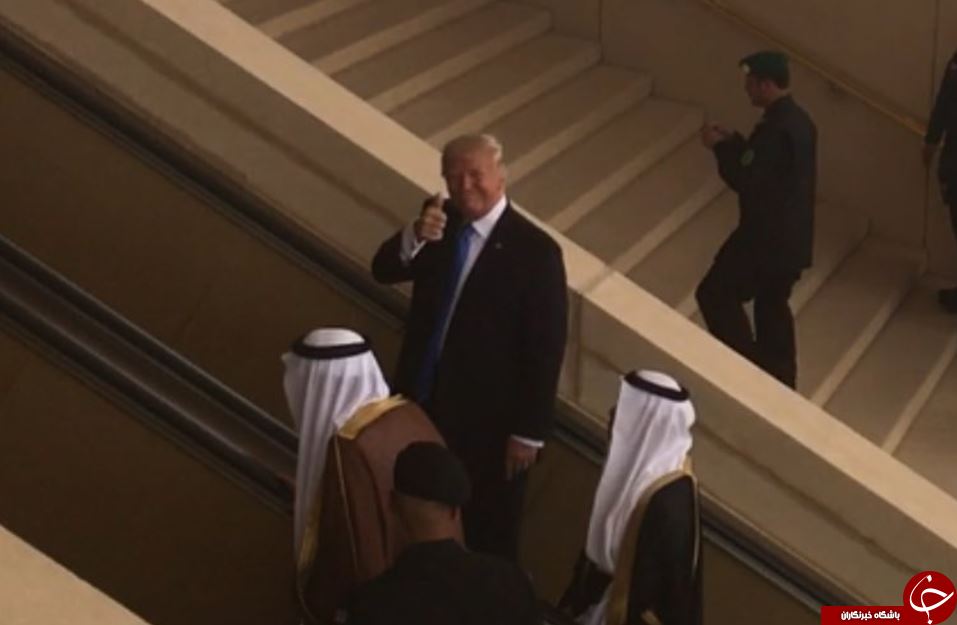ترامپ با نشان دادن شست در عربستان جنجال به پا کرد!+عکس