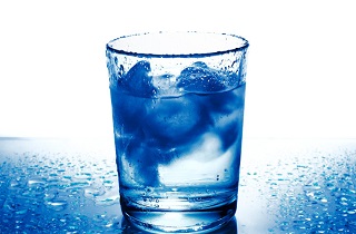 بیماری تلخی که با نوشیدن آب یخ حین غذا به سراغتان می‌آید
